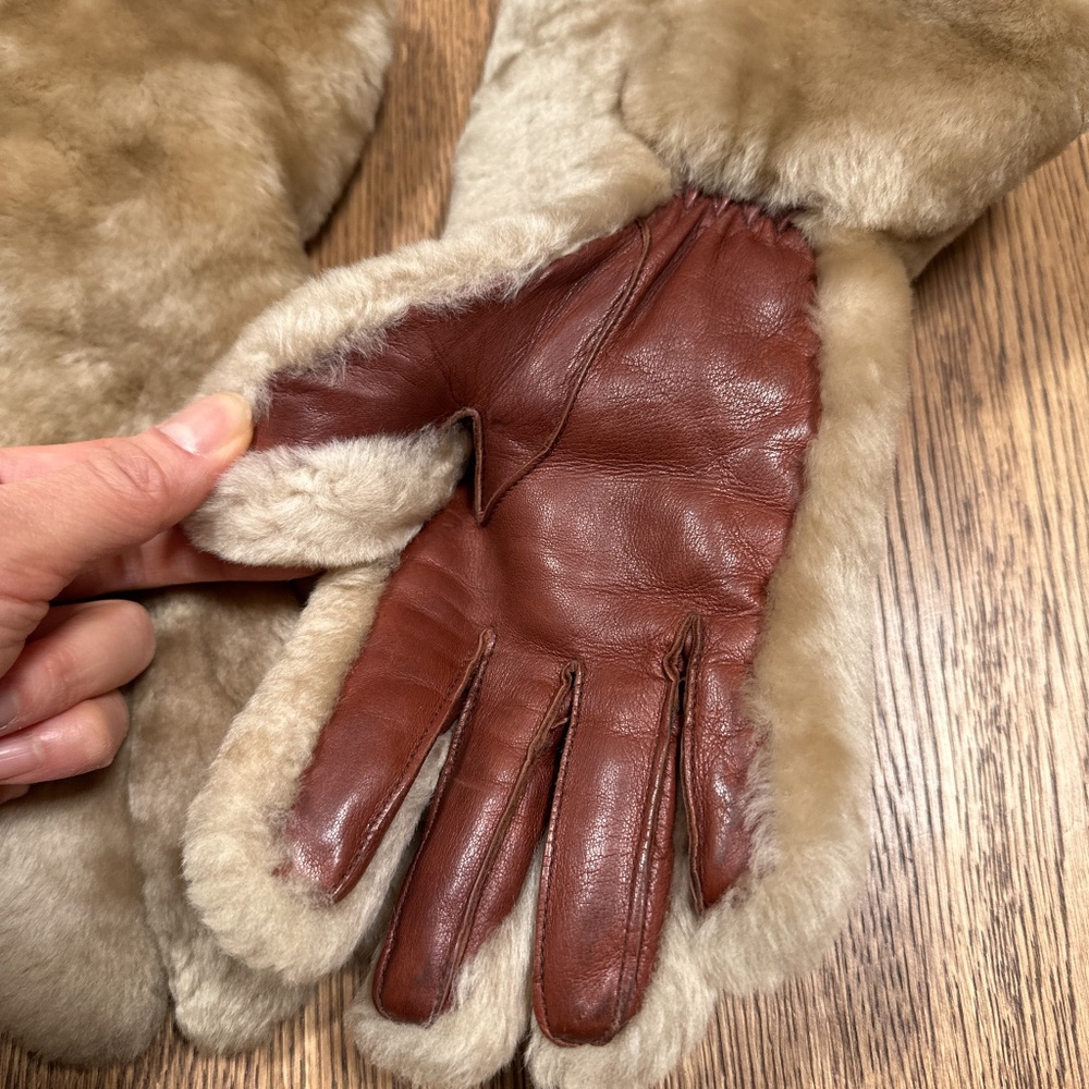 Vintage 60s 70s Dent's Leather Shearling Lined Fur Furry Tan Gloves Womens 6.5 - Picture 2 of 10